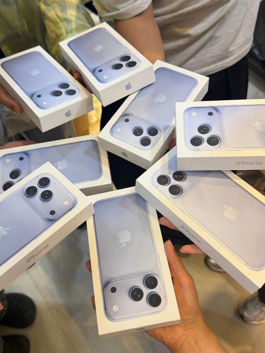 bailuniverse's tweet photo. 260920 | ptongtx weibo update! 

an iphone 18 pro for her team from rich boss! #bailu

“received a super big gift from lu jie! hahahahahaha. everyone among the staff working with our production got one too.

i’ve known lu jie for six years, and there’s no one who wouldn’t like working with her. even if someone only worked with her on one drama, when filming wrapped, the crew would still be reluctant to say goodbye to her. she’s always full of energy and has always been especially kind to the people around her. we all see it and keep it in our hearts.

she’s always treating us to food and milk tea, and she never forgets the new year red envelopes. even when she isn’t spending new year with us, she’ll still remind hehe to send us red envelopes. 🌹

i really want to say this: once you’ve genuinely interacted with lu jie, there’s no way you wouldn’t like her~ i also hope the world can show her a little more kindness and less malicious rumor-spreading. bai mengyan, may you always walk on a path filled with flowers and may everything keep getting better. 💪

i also hope i can keep working with lu jie! lu jie is truly an angel. 🤗”