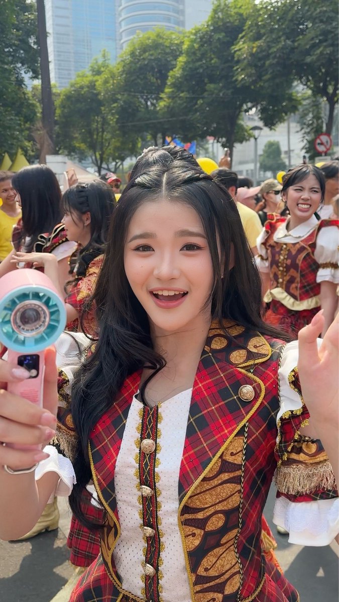 Fredabes48's tweet photo. Erine @CErine_JKT48, terima kasih sudah dikipasin 😁🙏🏻

JKT48 I Music Video Shooting Single ke-28 "Ayo Senyumlah"
20 / 09 / 2026 https://t.co/Mv7VxAGeZz