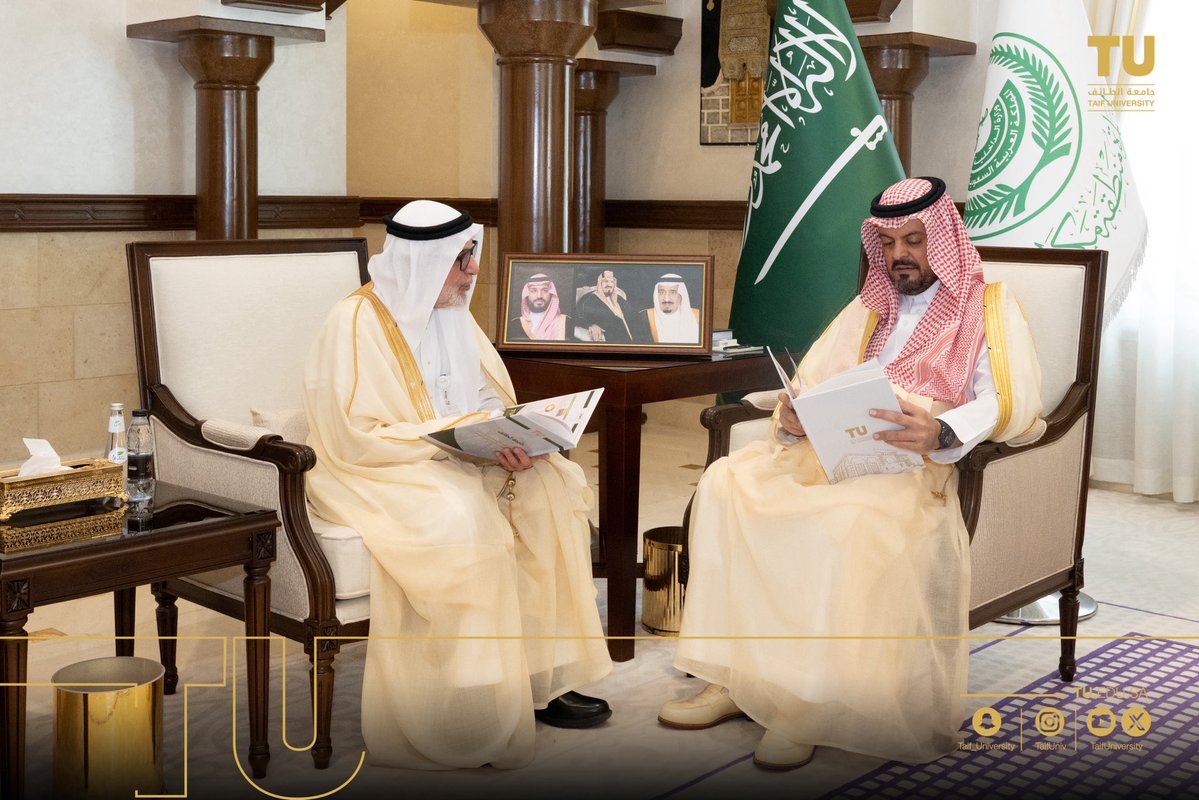TaifUniversity's tweet photo. استقبل صاحب السمو الملكي الأمير سعود بن مشعل بن عبدالعزيز نائب أمير منطقة مكة المكرمة؛ رئيس #جامعة_الطائف أ.د. يوسف بن عبده عسيري واطّلع سموه خلال اللقاء على تقرير القبول والتسجيل بالجامعة للعام الجامعي 1448هـ وما تضمنه من مؤشرات وبيانات حول القبول والتخصصات الأكاديمية.
كما اطّلع سموه على تقرير حول استحداث كلية الزراعة والعلوم البيئية وما تمثله من إضافة نوعية للمنظومة الأكاديمية بالجامعة ، بما يسهم في دعم التخصصات المرتبطة باحتياجات المنطقة والتنمية المستدامة ومواكبة مستهدفات رؤية المملكة 2030.