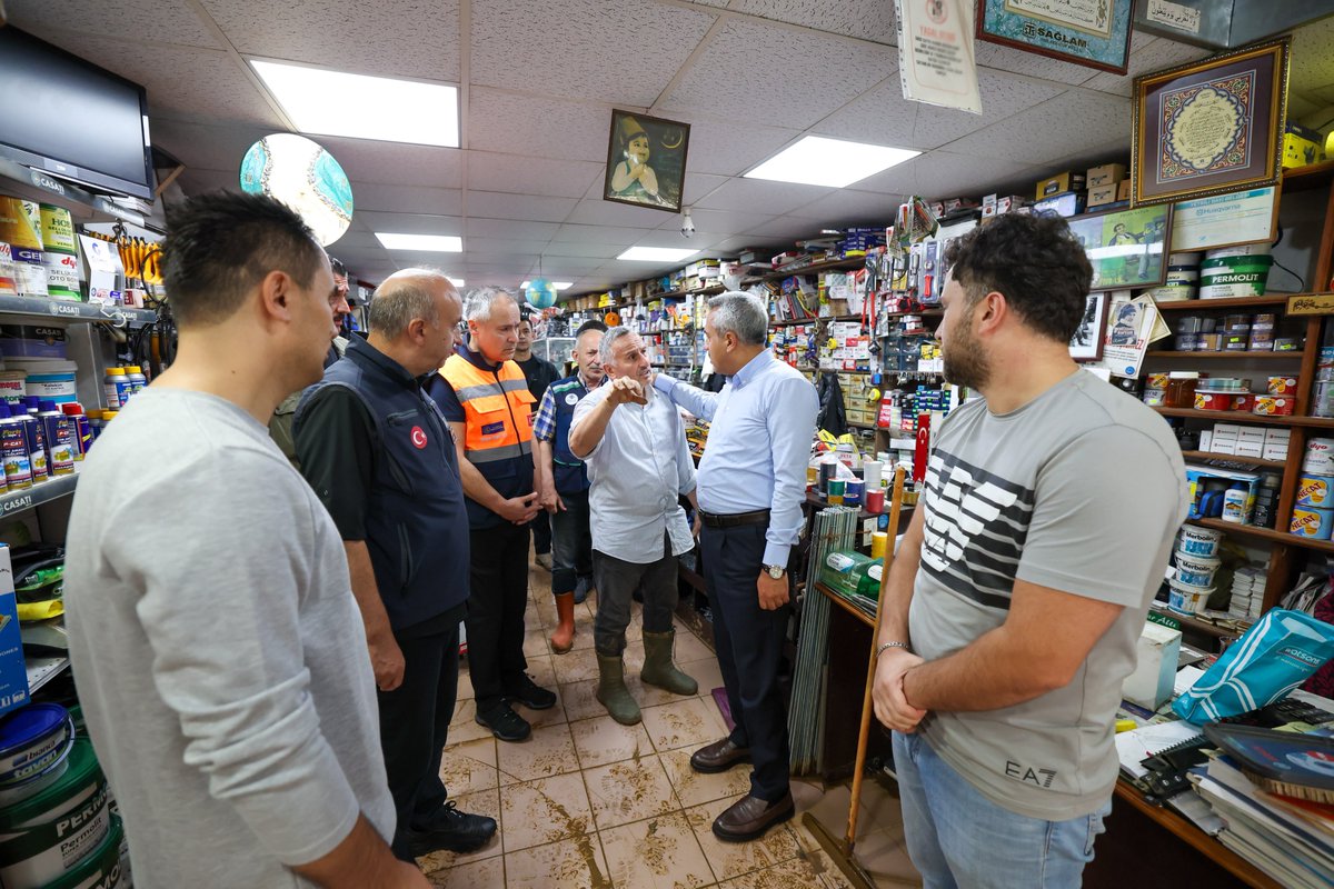 RizeVali's tweet photo. 📍 Pazar

Valimiz Sayın İhsan Selim Baydaş, yoğun yağıştan etkilenen Pazar ilçemizde esnaf ve vatandaşlarla bir araya geldi.

Hasarın yaşandığı bölgelerde incelemelerde bulunan Vali Baydaş, iş yerlerini ziyaret ederek esnafa geçmiş olsun dileklerini iletti. Esnaf ve vatandaşlarla sohbet eden Vali Baydaş, yaşanan afetin etkileri ve sahadaki çalışmalar hakkında görüş alışverişinde bulundu.

Vatandaşların talep ve beklentilerini de dinleyen Vali Baydaş, yaşanan mağduriyetlerin giderilmesi ve ilçede hayatın normale dönmesi için çalışmaların sürdürüldüğünü ifade etti.

Valiliğimiz koordinasyonunda oluşturulan zarar tespit komisyonlarının da sahada çalışmalarına başladığını belirten Vali Baydaş, hasar gören alanlarda gerekli tespitlerin titizlikle yapıldığını ifade etti.

Devletimizin tüm kurumlarıyla sahada olduğunu belirten Vali Baydaş, esnaf ve vatandaşların yanında olmaya devam edeceklerini söyledi.

@ihsanselimb 
@PAZARKAYMAKAMLI 
@rizepazarbel