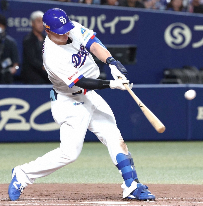 gnomotoke's tweet photo. 中日　4発すべて左中間へ　一発攻勢で連敗ストップ　石川昂11号、細川23&amp;24号、花田4号（スポニチアネックス）-Yahoo!ニュース https://t.co/wmpsCylq0U

中日が本塁打を量産した。今季初の1試合4本塁打。一発攻勢で連敗は「2」で止まった。 https://t.co/hI2ad0wUeB