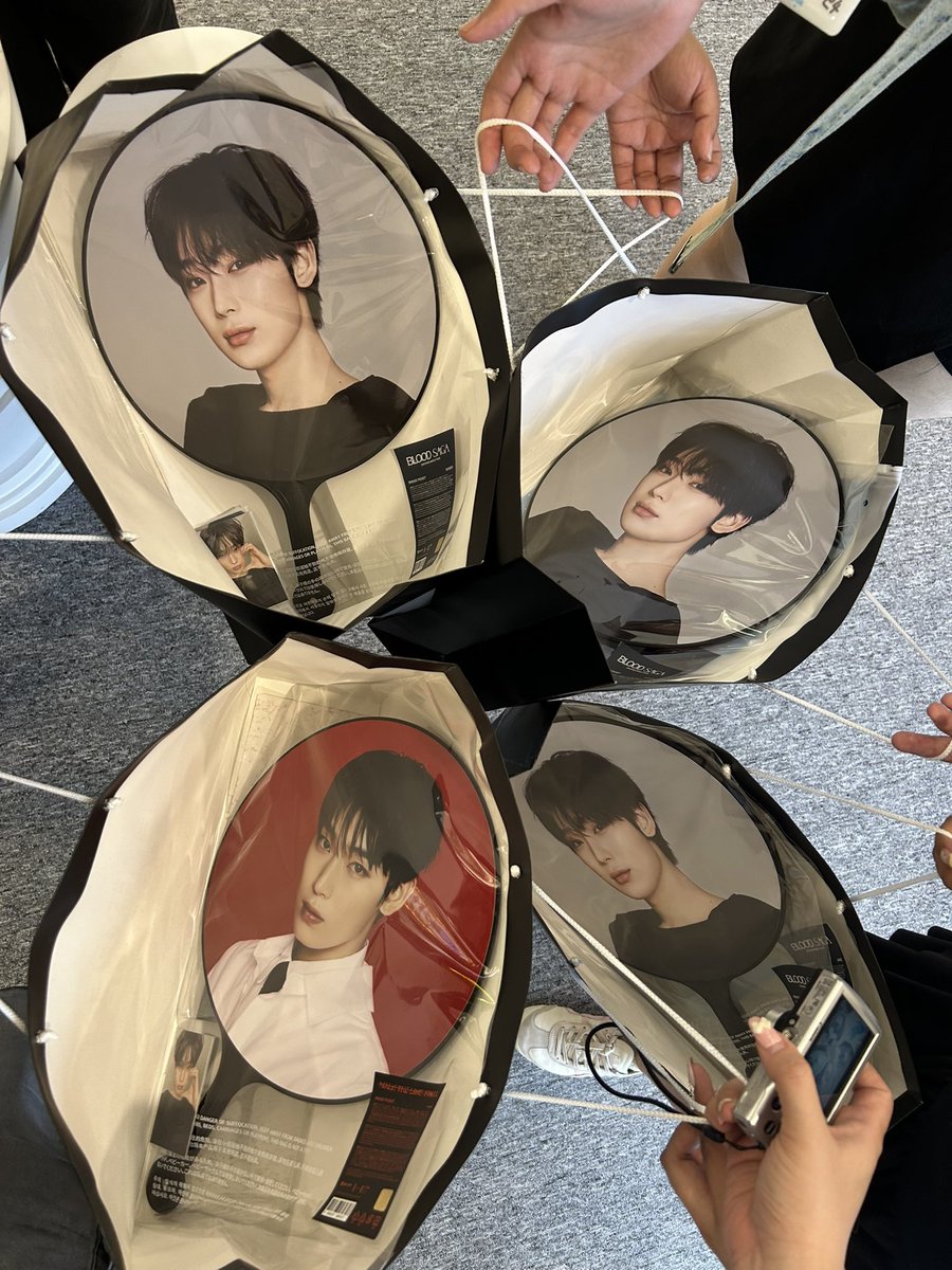 ddeonumiese's tweet photo. pop-up staff: “ang benta ni sunoo ma’am”

ATE YUNG GANYANG MUKHA BA NAMAN, DI KA BA MA-EENTICE DYAN? 😭 https://t.co/5NFAV2djTA
