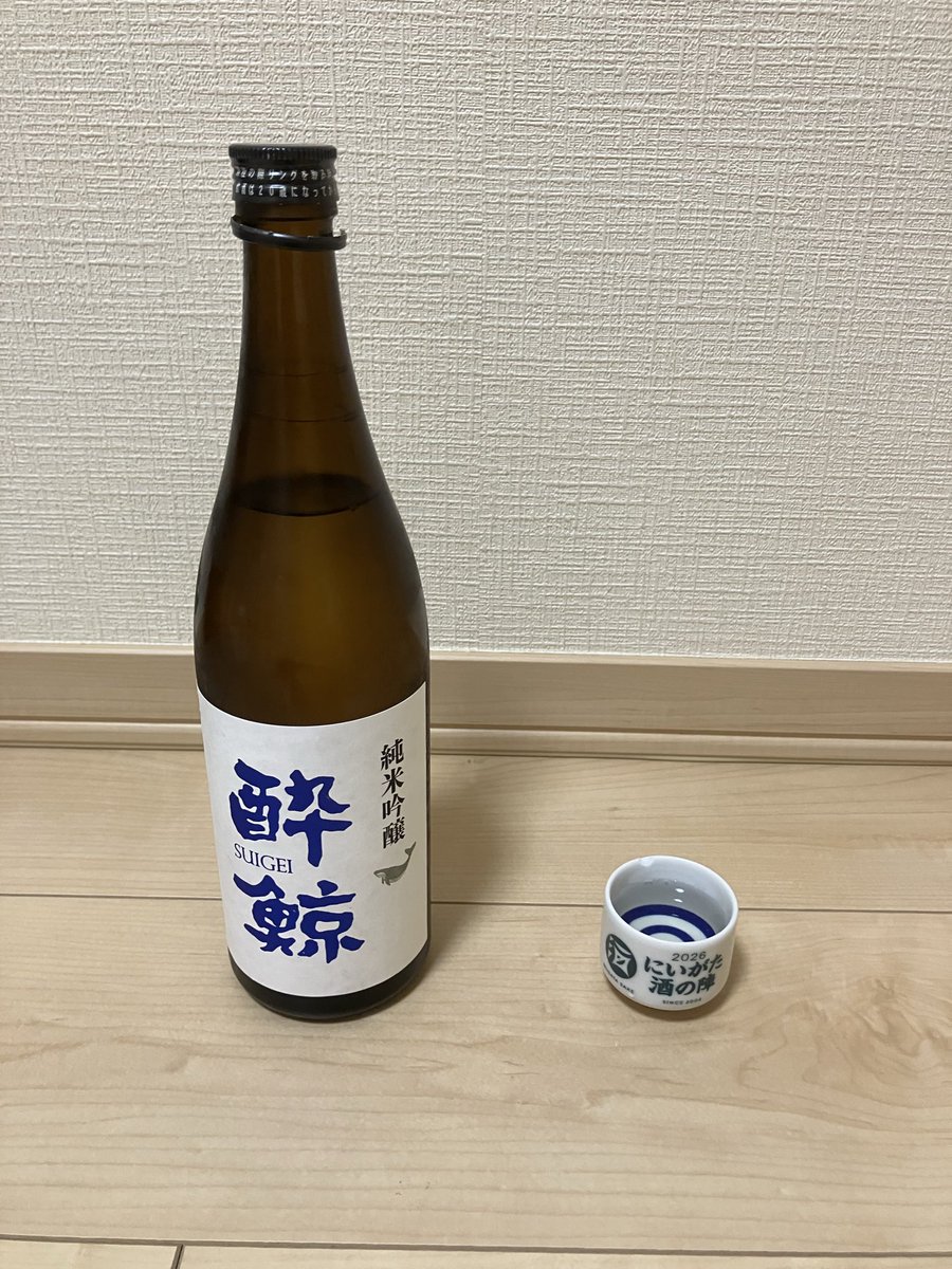 GurifuTwit's tweet photo. 今日はまた行きたい！高知を想い、
"酔鯨 純米吟醸"酔鯨酒造株式会社

口に含むと舌の真ん中あたりに少しの辛味とともに旨味が来る。
飲んだ後にすっといなくなるので、アテがあるといいかもしれない。鰹のタタキがあればもっとよかった・・・
普段の晩酌のお供に！っというイメージ。
#日本酒 
#酔鯨 https://t.co/qEHk0KZmGN