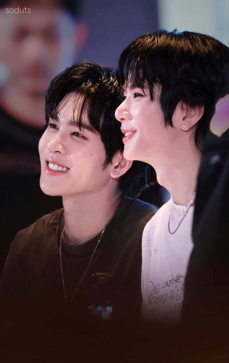 tudos_58's tweet photo. 就这样看着你🥺

OCEAN WHISPERS TO AAS
#AuauSaveOceanWhispersFanSign
#auautnp #savewrg  #auausave https://t.co/H1KXEEp28C