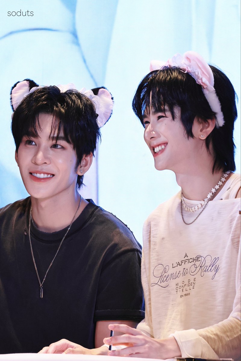tudos_58's tweet photo. 就这样看着你🥺

OCEAN WHISPERS TO AAS
#AuauSaveOceanWhispersFanSign
#auautnp #savewrg  #auausave https://t.co/H1KXEEp28C