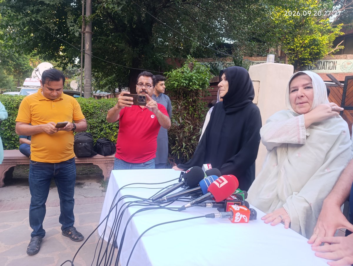 MohUmair87's tweet photo. علیمہ خان کے گھر کے باہر پریس کانفرنس
میڈیا اور پولیس دونوں پہنچ گئے
عظمی اور نورین خان پریس کانفرنس کریں گی https://t.co/FNxuRoaCIv