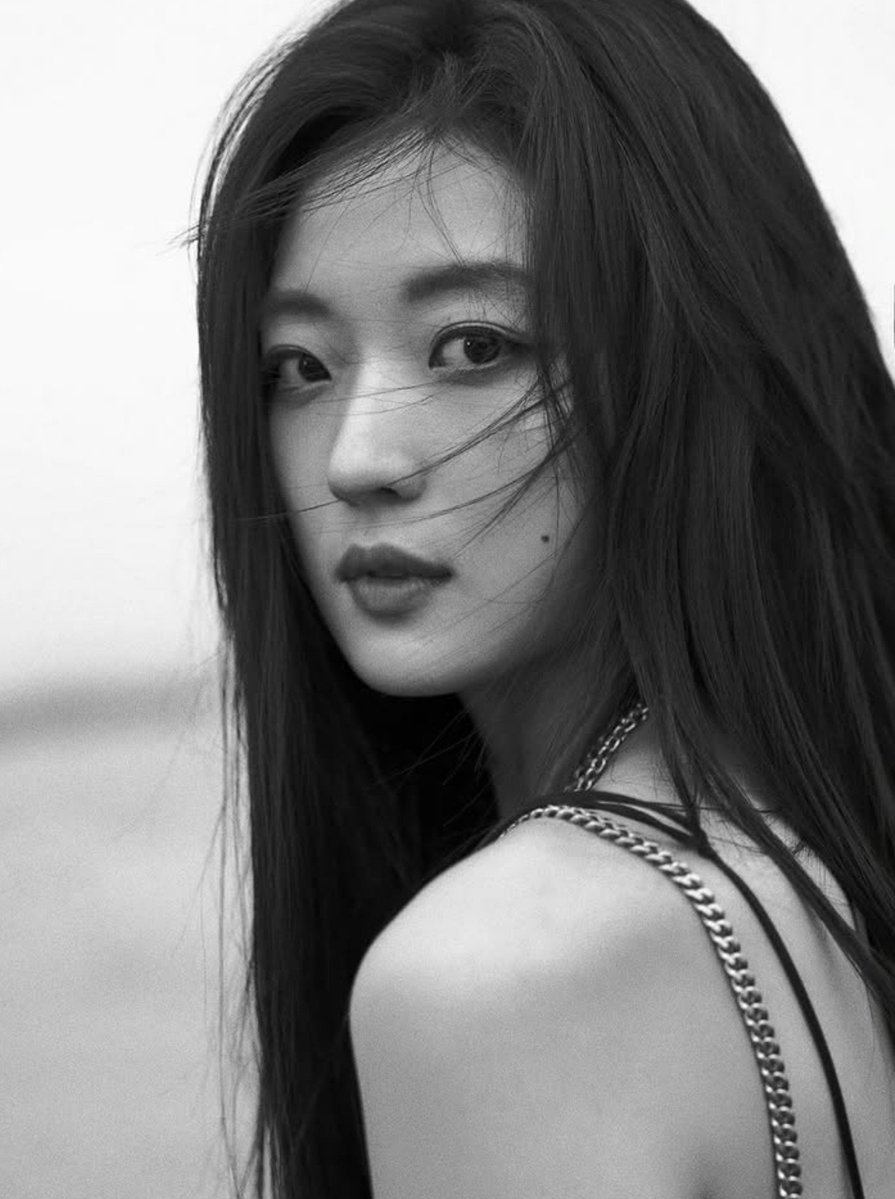 jingqianhrs's tweet photo. whoever said moles aren't attractive LIED, the way that mole add to Sun Qian's face omg 😭 https://t.co/04uKjOZ1TY