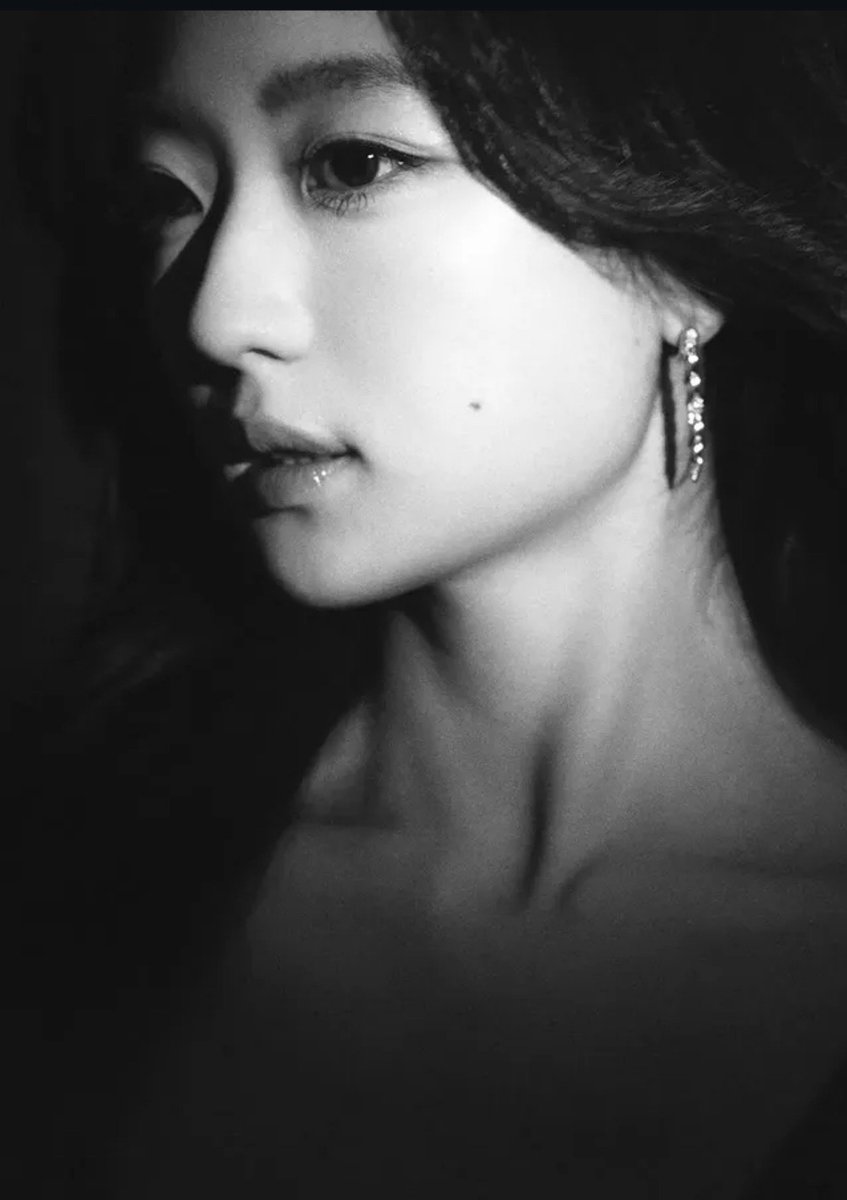 jingqianhrs's tweet photo. whoever said moles aren't attractive LIED, the way that mole add to Sun Qian's face omg 😭 https://t.co/04uKjOZ1TY