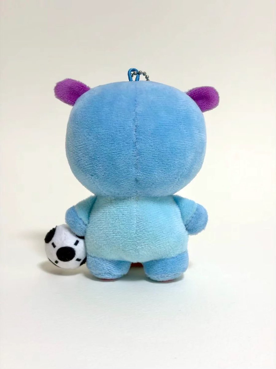 shigayukan's tweet photo. う〜まくん人気！ぬいぐるみ完売

レイラック滋賀FCの公式マスコット「う〜まくん」のマスコットぬいぐるみが20日、彦根市の平和堂HATOスタジアムで初めて販売され、完売する人気となりました。

う〜まくんは、「ひこにゃん」の生みの親として知られるキャラクター作家・もへ��んさんがデザインした「宇宙からやってきた馬型未確認生物」。昨年7月にお披露目され、今回、待望のぬいぐるみが登場しました。

発売前からSNSでは「待ってました」「かわいい」「即完売するのでは？」と注目を集めていましたが、本当に完売。

この日はレイラックもFC琉球に3―0で快勝し、今季J3ホーム初勝利。彦根は試合も、う〜まくんも盛り上がった一日となりました。

#レイラック滋賀FC #うーまくん #彦根