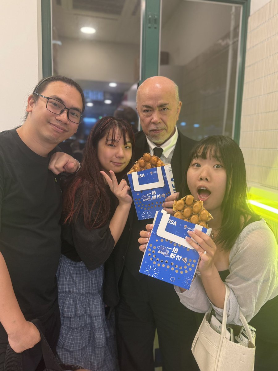 nagare_aotsuki's tweet photo. 夕食迄まだ時間があったので香港チームにビクトリアハーバーに連れて来てもらった。

こういうところで写真を撮るといつだって私はCGっぽいけど本物だからね！

4枚目はなんか有名なワッフル屋さんらしい。 https://t.co/Xtg0jl0Pcf