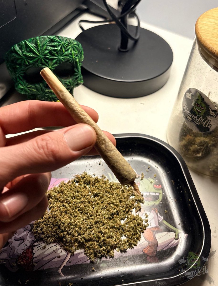 OGNATION100's tweet photo. Joint rolled, bongs prepped. Let’s wake and bake 😏 https://t.co/8ggX55lFqB