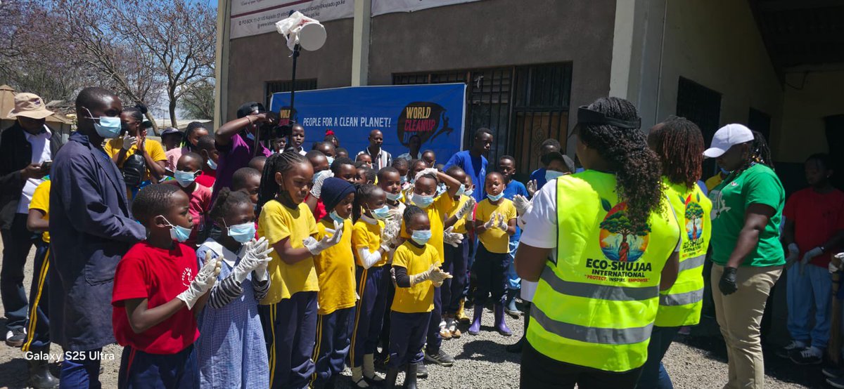 LetsDoItKenya's tweet photo. Kenya marks #WorldCleanUpday : #Kitengela residents come together to mark the day https://t.co/rTVp1miewV