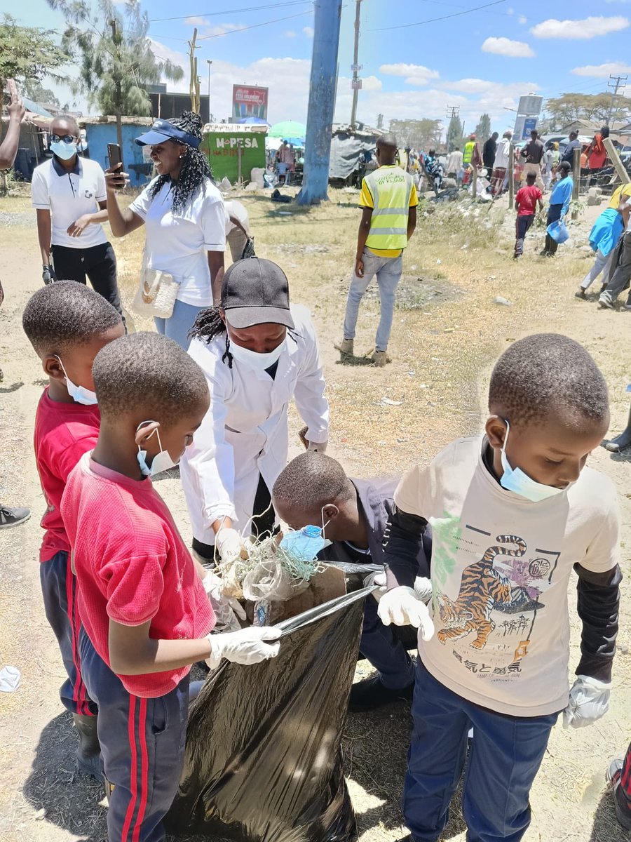 LetsDoItKenya's tweet photo. Kenya marks #WorldCleanUpday : #Kitengela residents come together to mark the day https://t.co/rTVp1miewV
