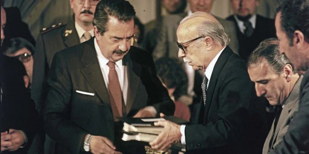 forja_caba's tweet photo. Año 1984. Ernesto Sábato le entrega a Alfonsín el Informe Final de la CONADEP

La prueba de un plan sistemático de desaparición de personas. Clave para el juicio a las Juntas Militares

"Únicamente la democracia es capaz de preservar a un pueblo de semejante horror". #NuncaMas https://t.co/s1KRM6dBBB