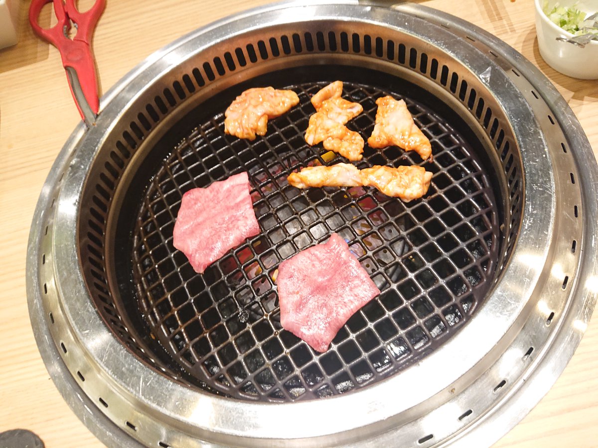Scenery_Stone24's tweet photo. すすきの　焼肉 BULL TOKYO(ブル トウキョウ)
久し振りのブルトウキョウの焼肉😋
相変わらずの満席🙄
とりあえず牛タンとホルモンはマスト😂
やっぱり締めはハーフ冷麺…美味い😋
#すすきの #焼肉 #ブルトウキョウ #BULLTOKYO https://t.co/lDHnn5xH7I