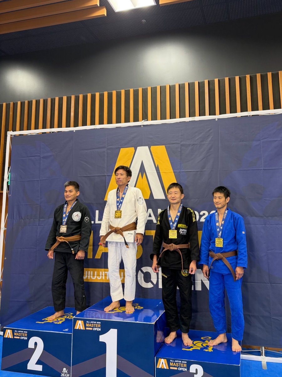 cola_bjj's tweet photo. 本日、JBJJF 第9回全日本マスター柔術オープントーナメントに参加。
マスター5茶帯ライトフェザー級

1回戦　お相手は、いつもYouTubeで拝見している憧れのSさん。
ポイント2-0、ADV1-0、PEN1-0で勝ち。

準決勝　お相手は、初対戦。ポイント0-9、ADV1-0、負け。トホホ。

結果は3位🥉 https://t.co/5TGYoyggis