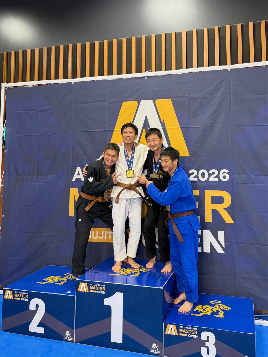 cola_bjj's tweet photo. 本日、JBJJF 第9回全日本マスター柔術オープントーナメントに参加。
マスター5茶帯ライトフェザー級

1回戦　お相手は、いつもYouTubeで拝見している憧れのSさん。
ポイント2-0、ADV1-0、PEN1-0で勝ち。

準決勝　お相手は、初対戦。ポイント0-9、ADV1-0、負け。トホホ。

結果は3位🥉 https://t.co/5TGYoyggis