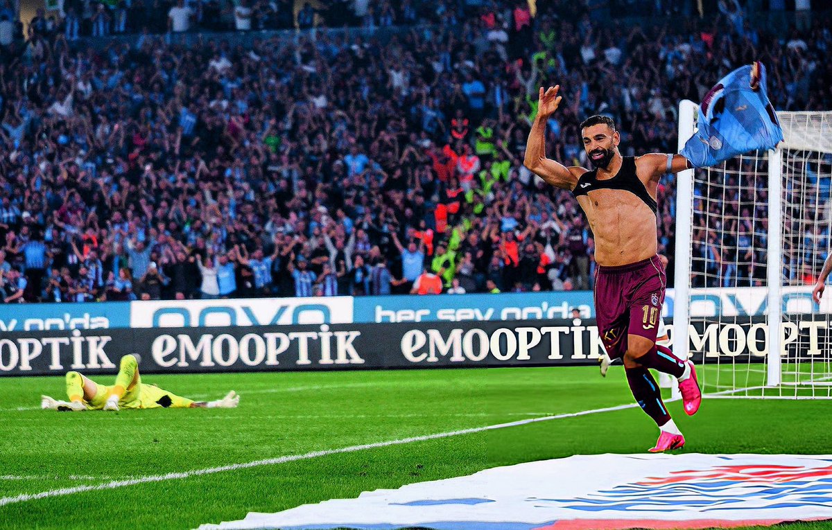 deplasske's tweet photo. mo salah hat-trick yapmış elde forma tribüne koşuyor, uğurcan her zamanki gibi yerde buhar olmuş yatıyor.. Trabzonspor tarihinin en iyi fotoğrafları arasına kafalama girdi bu foto. https://t.co/ZTENtJmVI8