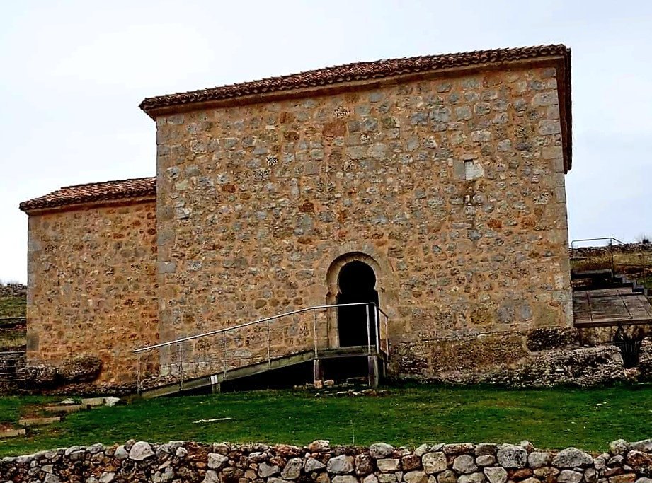 cylromanica's tweet photo. Quién se podría imaginar que un edificio tan sencillo por fuera, pudiera tener en su interior algo tan espectacular...
Construcción mozárabe con pinturas románicas en su interior.
Ermita de San Baudelio. Casillas de Berlanga #Soria 
Joya del arte medieval europeo. https://t.co/ELX5nitdAM