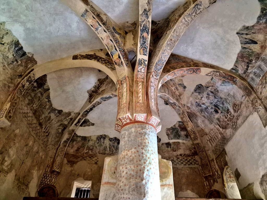 cylromanica's tweet photo. Quién se podría imaginar que un edificio tan sencillo por fuera, pudiera tener en su interior algo tan espectacular...
Construcción mozárabe con pinturas románicas en su interior.
Ermita de San Baudelio. Casillas de Berlanga #Soria 
Joya del arte medieval europeo. https://t.co/ELX5nitdAM