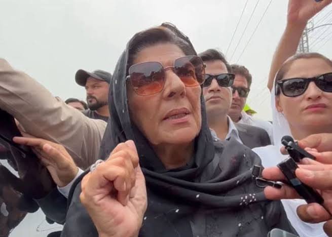 SenatorMushtaq's tweet photo. ڈرتے ہیں بندوقوں والے ایک نہتی لڑکی سے
پھیلے ہیں ہمت کے اجالے ایک نہتی لڑکی سے
یہ جعلی حکمرانوں کا اعتراف شکست ہے،حکومت گھبرائی ہوئی ہے
علیمہ خان کی گرفتاری کی مذمت کرتے ہیں
 27 ستمبر کا مارچ جعلی حکمرانوں کے حواس پر چھا چکی ہے۔
ایسی گرفتاریاں انقلابیوں کا حوصلہ نہیں توڑ سکتیں۔
پاکستان رائٹس موومنٹ