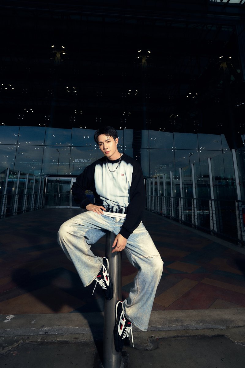 EverydaynewsTH's tweet photo. พาส่องแอร์พอร์ตลุคของ "ซี-พฤกษ์" ก่อนบินลัดฟ้าสู่กรุงมิลาน ประเทศอิตาลี เพื่อร่วมชมแฟชั่นโชว์จาก Diesel Spring/Summer 2027 ณ Milan Fashion Week ซึ่งจะจัดขึ้นในวันที่ 22 กันยายนนี้ เวลา 21:00 น. ตามเวลาประเทศไทย รอติดตามกันน้า ✈️✨

ZEE PRUK GO TO MILAN
#EVERYDAYth
#ZeePruk #ZEEPRUKDIESEL
#DieselSS27 #Diesel #ForSuccessfulLiving