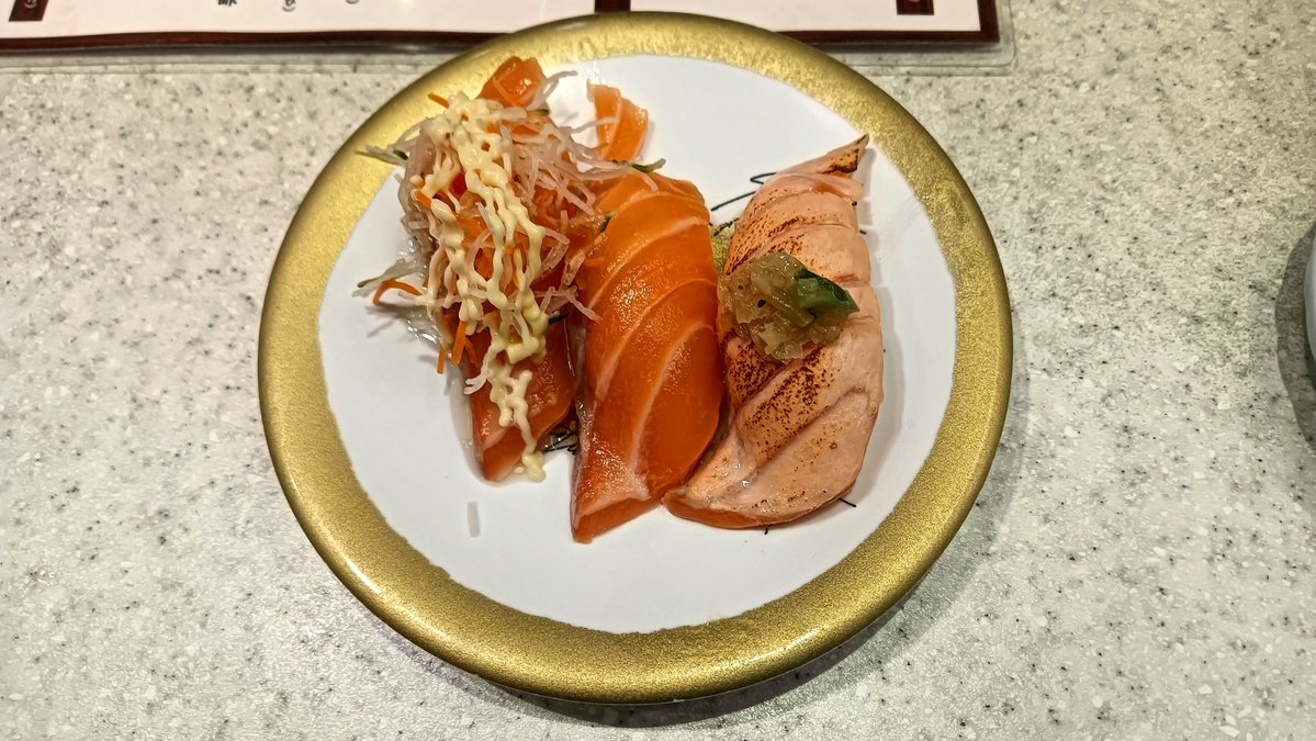 katohide82's tweet photo. お高いお寿司屋さんに入りました。
イオンモールのお店なのに、午後3時の時点で順番待ちの受付表が23番だったので経営が心配になりましたが、お寿司は文句なしで美味しかったです。 https://t.co/rJFyoX9CE0