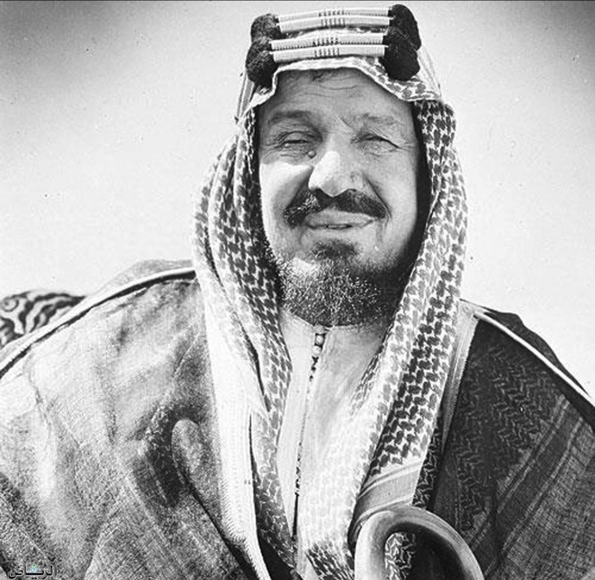 i7oap3's tweet photo. يقول الملك عبدالعزيز رحمه الله : إني لأصبر صبراً حتى يتهمني القريب والبعيد بالضعف والجبن ومازلت حليماً صابرا فإذا لم يعد للصبر والحِلم متسع ضربت ضربتي فكانت القاضية 

#امن_السعودية_خط_احمر https://t.co/0Ny7a9fcUM