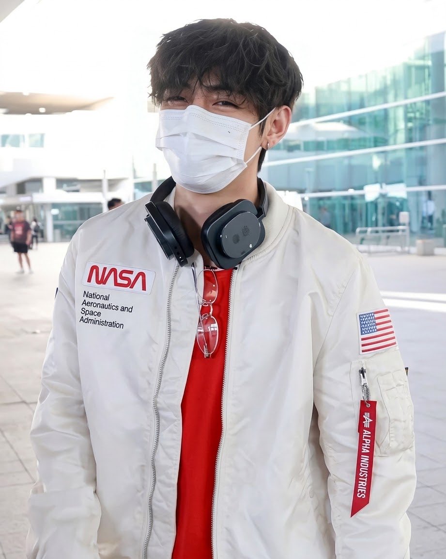 brblyci's tweet photo. Oh my god, he's so handsome with his rimless glasses and his white jacket💋

#taehyung https://t.co/SptH1RnxVN