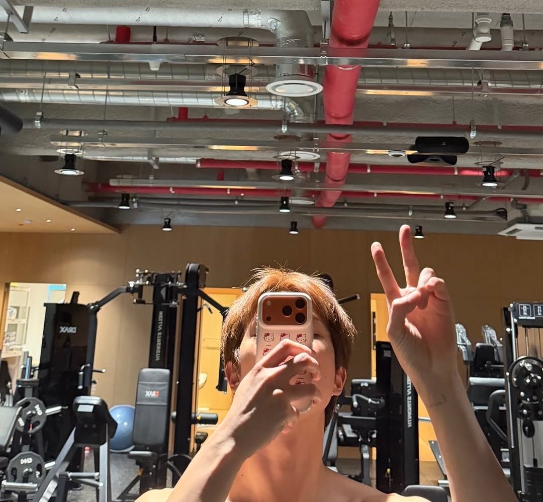24gPIV's tweet photo. Did you notice his phone case or are you a h0e too? https://t.co/upzUo9DKxr