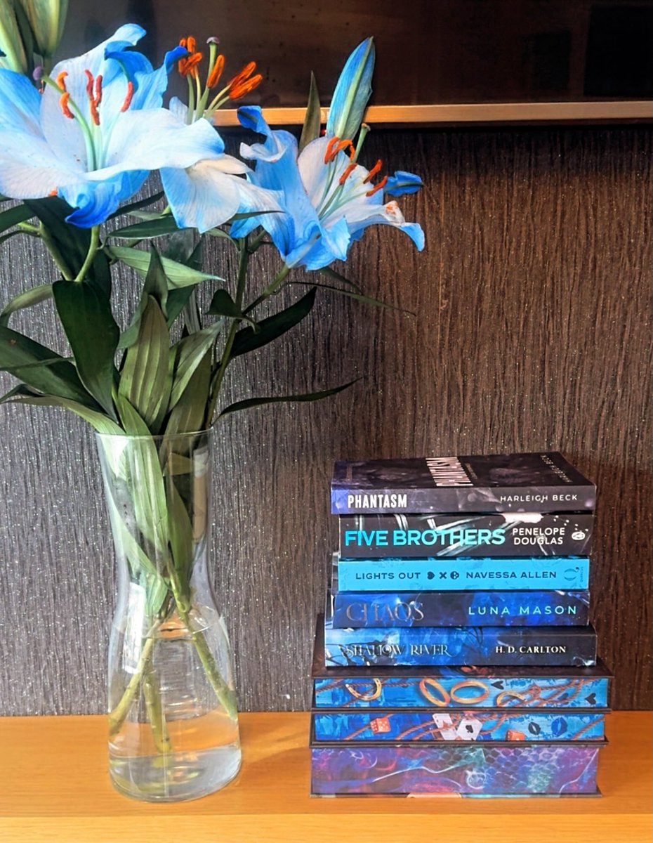 JenHeldhlq's tweet photo. Little blue stack today because the flowers my husband brought me yesterday are so beautiful. https://t.co/Jh1dhdy2NC