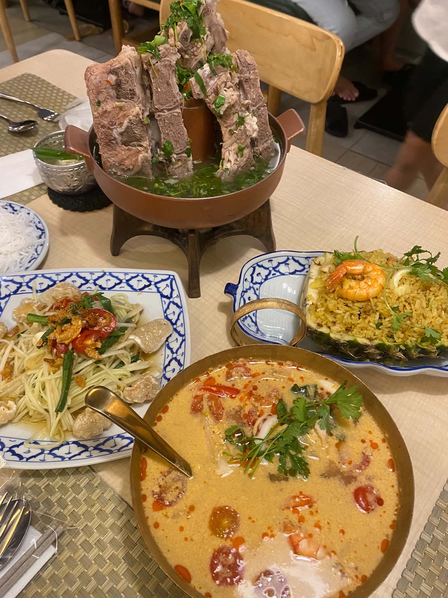 qquang_nt's tweet photo. Cuối tuần là lúc cả nhà cùng ngồi lại bên nhau, để tiếng cười rộn ràng hơn, câu chuyện dài hơn và bàn ăn cũng đầy màu sắc hơn, đó là thứ làm ngày nghỉ trọn vẹn.

Mời mọi người cùng ăn tối món thái với mình nha. https://t.co/NcJeu5QNfP