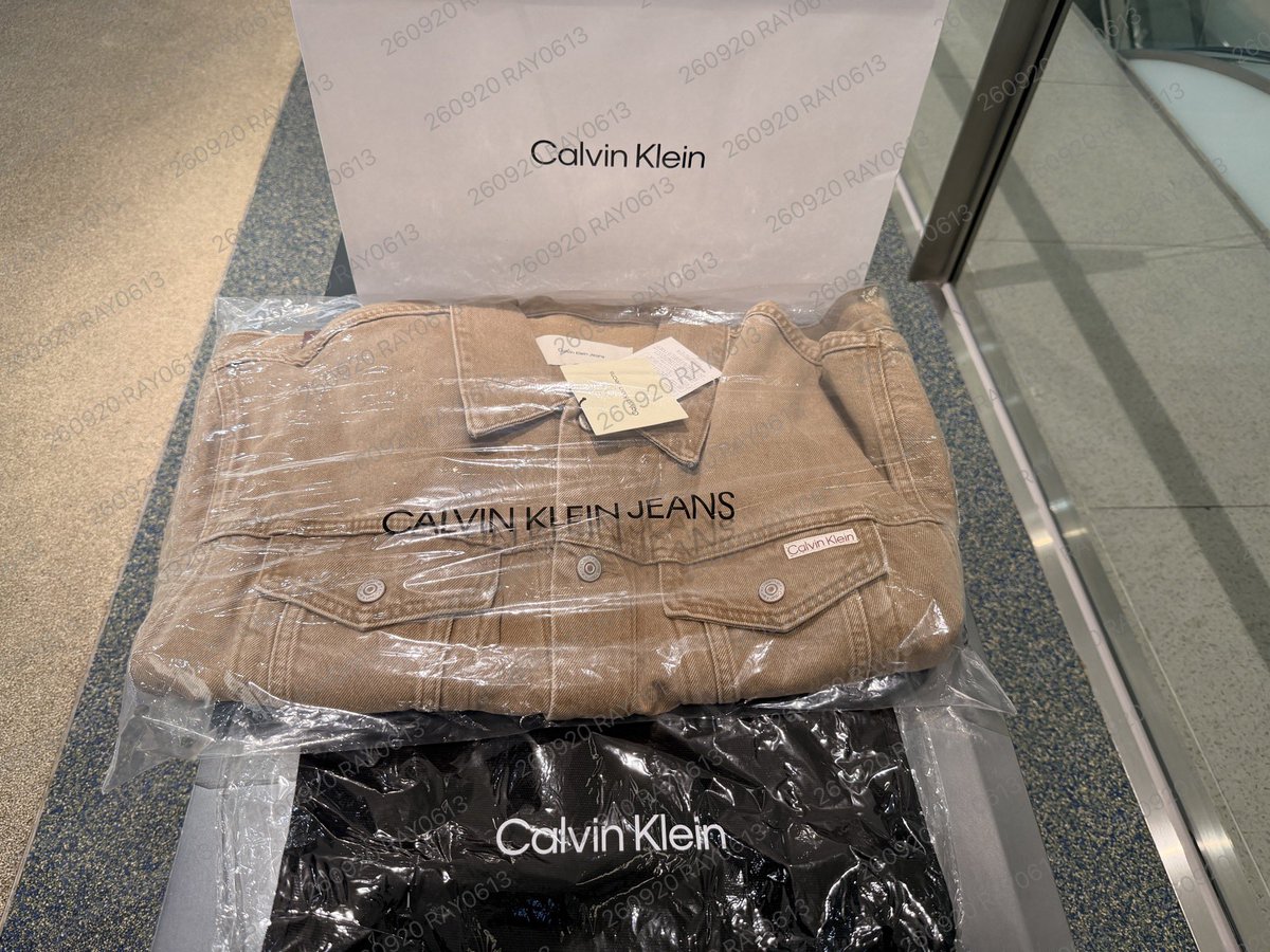 rising0613's tweet photo. 미리 연락드리고
오늘 찾아온 캘빈 🖤

가을아 빨리와 🍂

#JUNGKOOKxCALVINKLEIN https://t.co/iwemVyqC6K