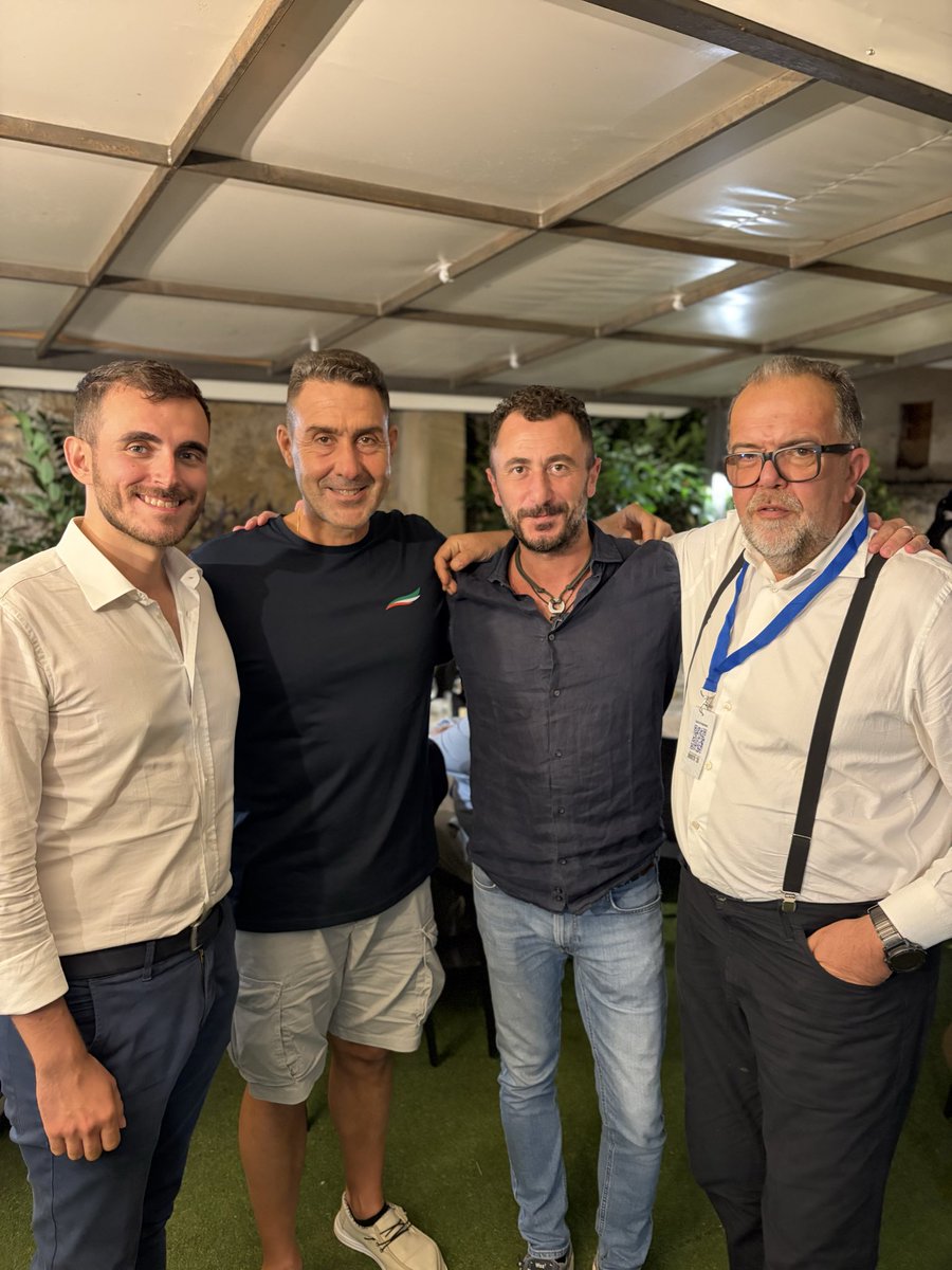 EmanuelePozzolo's tweet photo. LA DESTRA O È SOCIALE O NON È.
Quando la militanza politica è identità, legami e radici profonde: evviva la destra con il sorriso! 🇮🇹
#avantitutta #orvieto26 https://t.co/rfXVUGiTdb