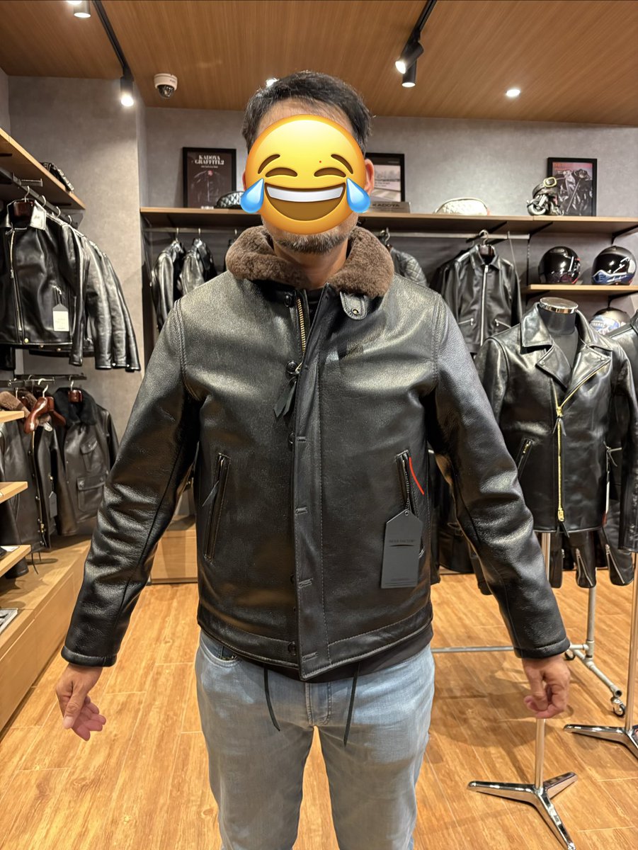 teru03_15's tweet photo. ETCの動作確認ついでに、行って見たかったバイクの革ジャンやアウターの店、KADOYAさんへ。
やっぱり革ジャン着てバイク乗りたいっしょ！！と言うことで二点ほど試着を。
おデブなんで着れる種類に限りあるけど絶対買ってやる！！ https://t.co/J2xrvfdEjR