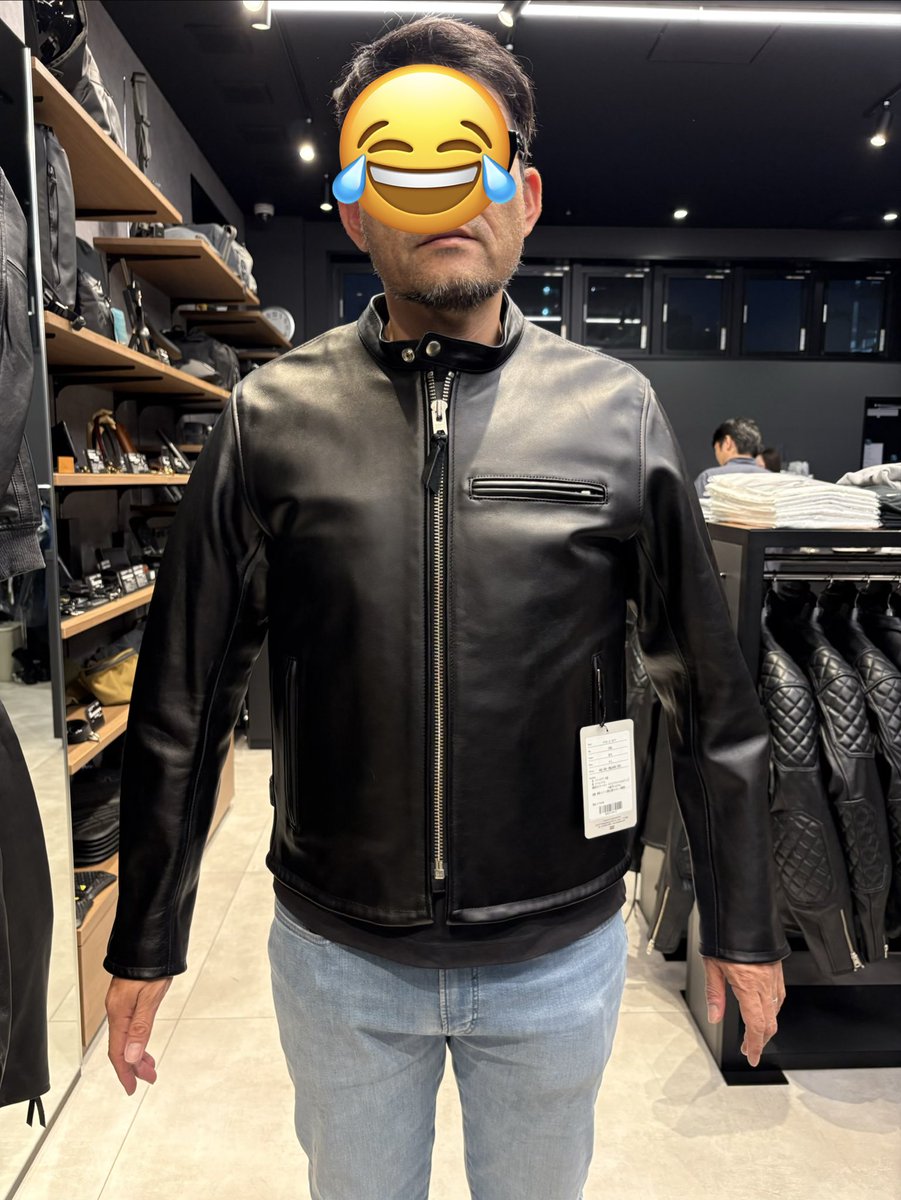 teru03_15's tweet photo. ETCの動作確認ついでに、行って見たかったバイクの革ジャンやアウターの店、KADOYAさんへ。
やっぱり革ジャン着てバイク乗りたいっしょ！！と言うことで二点ほど試着を。
おデブなんで着れる種類に限りあるけど絶対買ってやる！！ https://t.co/J2xrvfdEjR