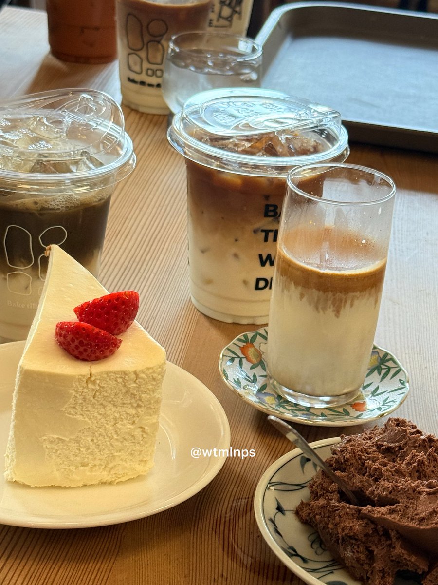 wtmlnps's tweet photo. 📍BAKE TILL WE DIE ✨
คาเฟ่แถวนครปฐม ใกล้ม.ศิลปากร
มู้ดดีมาก โฮมมี่อบอุ่น แสงสวยมากที่ร้านมี 2 ชั้น มุมถ่ายรูปเยอะมาก มูสช็อคโกแลตอร่อยมาก เค้กกาแฟก็อร่อย🍰🥐
ร้านเปิดทุกวัน เวลา 9:30-18:30น

#รีวิวคาเฟ่ #คาเฟ่นครปฐม https://t.co/IYxrvit0z2