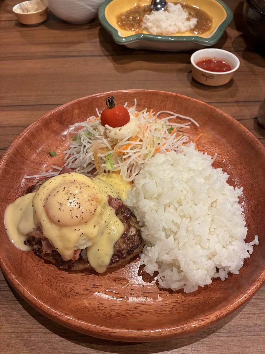 350kg_'s tweet photo. びっくりドンキーで
月見ハンバーグ😋

お土産にマヨネーズも購入 https://t.co/835ppTgr0G