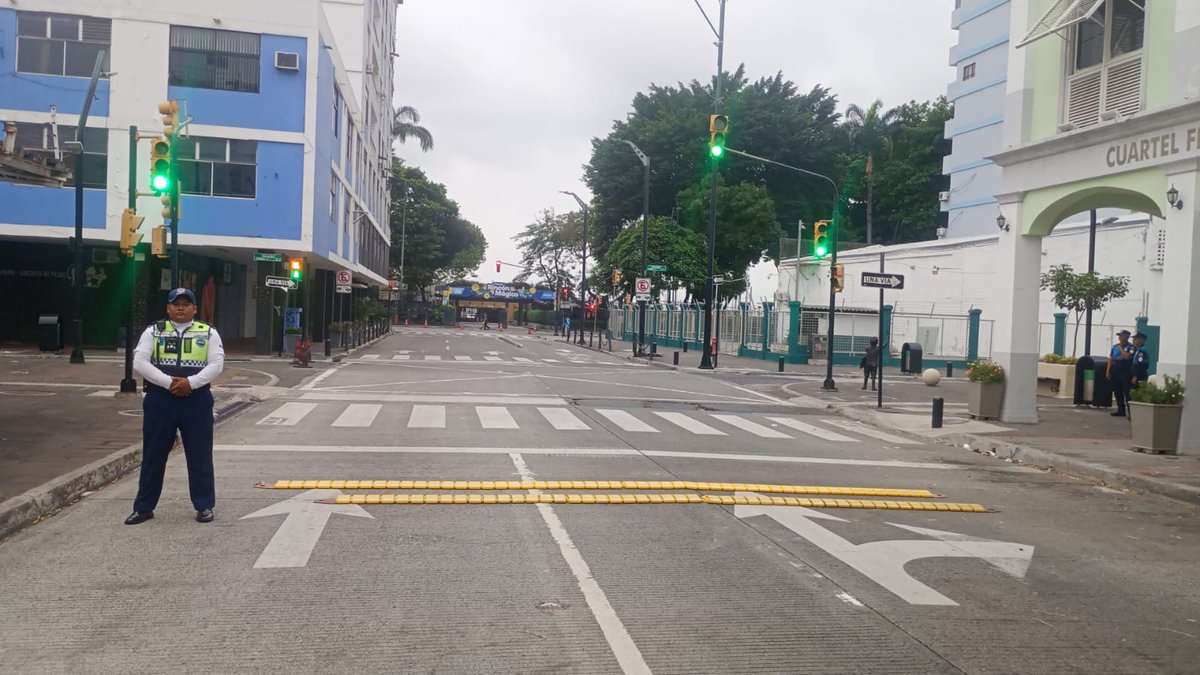 ATM_Transito's tweet photo. 📢 La #RutaCentro se desarrolla en la ciudad con una jornada de actividades recreativas y deportivas que promueven la participación de familias y ciclistas.
Por el desarrollo del evento, se implementan cierres y desvíos temporales en la Av. Malecón Simón Bolívar, Av. 9 de Octubre y calle Panamá.
Agentes de la #ATM se encuentran en el sector realizando labores de control y gestión para regular la circulación y mantener el orden vial.
#CiudadDeTodos