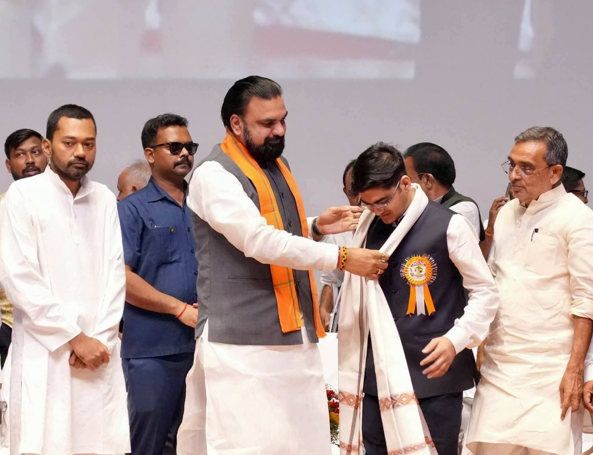 RAMPUKAR_RLM's tweet photo. प्रिये भतीजा संजीव कुमार आईएएस लव कुश सम्मान समारोह में माननीय मुख्यमंत्री बड़े भाई सम्राट चौधरी जी, बड़े भाई उपेंद्र कुशवाहा जी एवं निशांत कुमार जी के हाथों सम्मानित होते हुए. घोड़ासहन चम्पारण की ओर से बधाई https://t.co/C4QORuSMXa