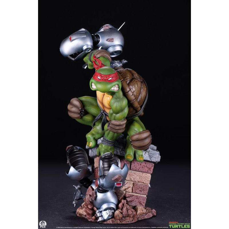 DeriveFigurine's tweet photo. Raphael bondit au milieu des Mousers, sais en main et bandeau rouge au vent, dans une scène inspirée des comics originaux des Tortues Ninja 🐢

La statue en résine 1/4 de Premium Collectibles Studio est disponible en précommande.

➡️ https://t.co/TcovWsd757 https://t.co/4EW2FjoMIy