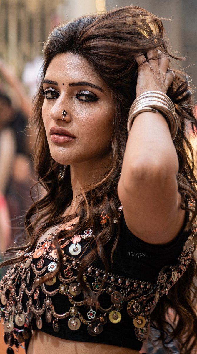 glamverse_x's tweet photo. Uff her face and her eyes 😮‍💨🥵🥵🔥
Those who are there in this song sets are very lucky they seen this expression in live… that intense, seductive stare is pure fire 🔥 and leaves everyone completely mesmerized 😍✨
#sreeleela https://t.co/mulHfRWZ1x
