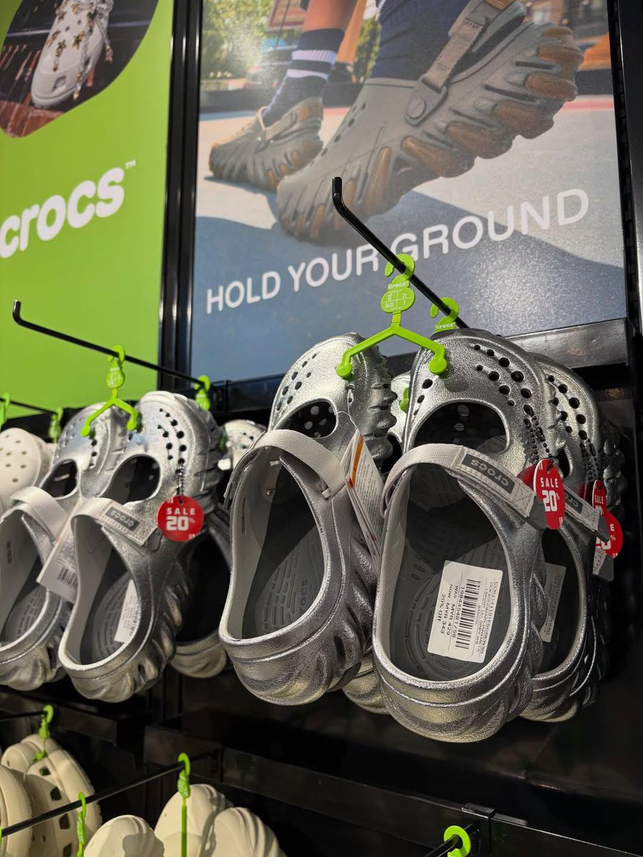 ratjunmuu's tweet photo. guys… APA AKU AJA YANG BARU TAU CROC’S NGELUARIN WARNA SILVER SECAKEP INI?! 😭🩶
kok bisa sih secakep ini?? cakep banget weh 🫶🏻✨ https://t.co/3W1cUaie24