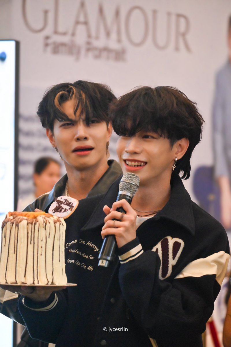 beurayann's tweet photo. @dayonevst @DAYONEOfficial_ nahanap ko na love of my life ko sa busking, si day one nyle na po ata ang para sa akin eme /jk 

ENTRY LEADS TO DAY ONE
#DAYONEOfficial @DAYONEOfficial_ https://t.co/xYUONVxghE