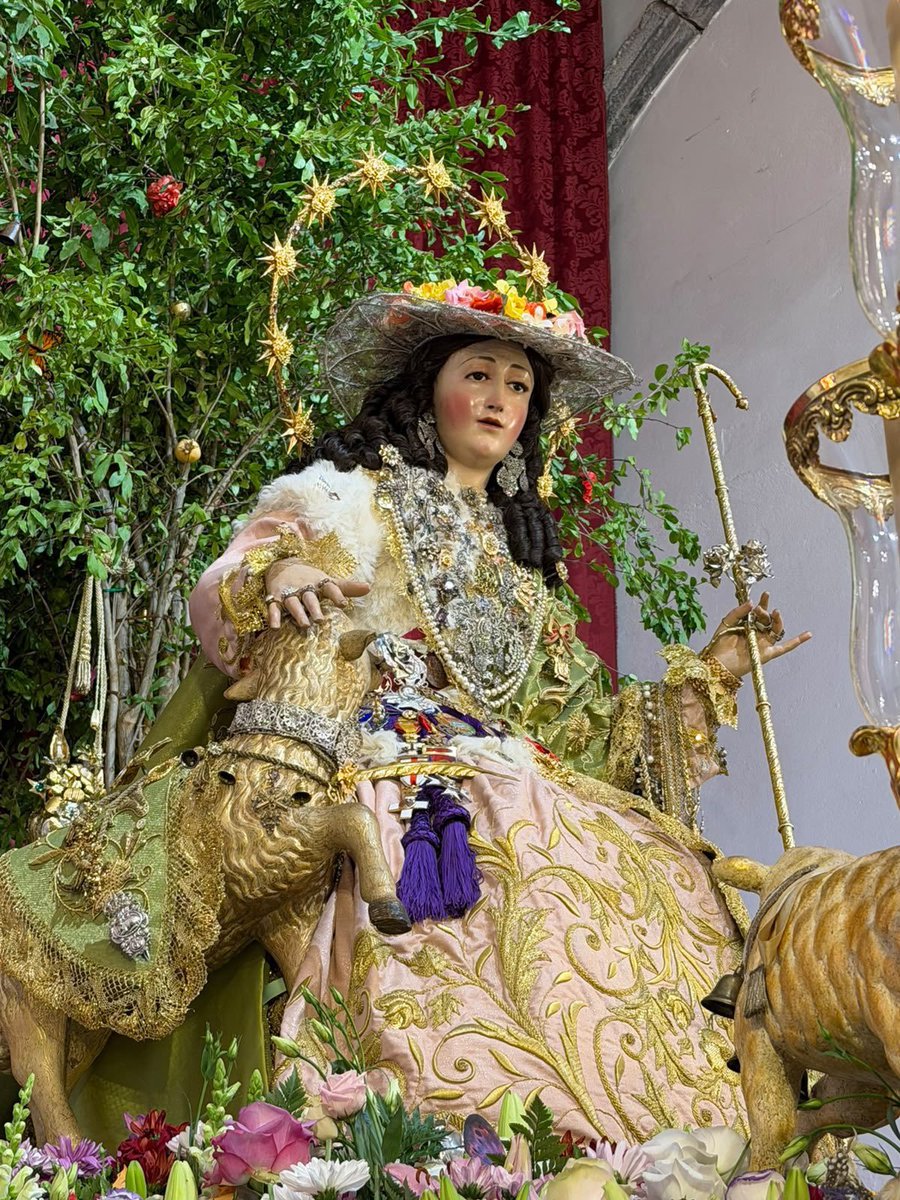 PastoraAlcala's tweet photo. Hoy, tercer domingo de septiembre, le deseamos a la querida Primitiva Hermandad de la @PastoraSMarina una fructífera y gozosa procesión de la Santísima Virgen por las calles de Sevilla.

Que Ella bendiga un año más a todos sus hermanos y fieles devotos con su protección maternal. https://t.co/NF7yUuRlXO