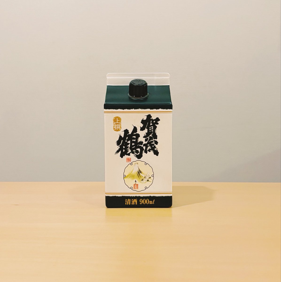 hirotooooo's tweet photo. 賀茂鶴 上撰

スーパーで半升600円で買える酒のレベルが高すぎる。味わいはモダンで若干ミネラル感強めなのがアクセント。燗向けなんだろうけど、ひやでも冷でも全然うまい。
おれもう普通酒うまうまおじさんになってもいい。（広島） https://t.co/lLC9Ya1gxK