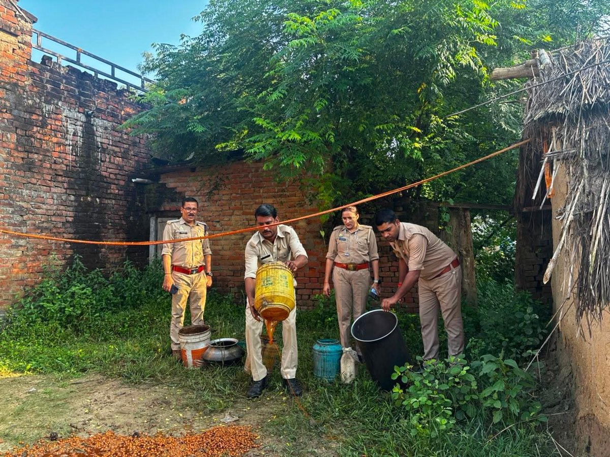 upexcise's tweet photo. आबकारी आयुक्त उत्तर प्रदेश के आदेशानुसार चलाये जा रहे विशेष प्रवर्तन अभियान के अंतर्गत जिला आबकारी अधिकारी प्रतापगढ़ श्री अखिलेश्वर नाथ सिंह के निर्देशन मे आज दिनांक 20.09.2026 को  संदिग्ध ग्राम भगतपुर, तारापुर व पहाड़पुर थाना सांगीपुर में  आबकारी निरीक्षक क्षेत्र 4  अशोक कुमार द्वारा मय अधीनस्थ स्टाफ  , दबिश दी गई। दबिश के दौरान  6  स्थानों पर छापे  मारते हुए लगभग 20 लीटर कच्ची शराब बरामद की गयी  मौके से बरामद तैयार 300  kg लहन को नष्ट किया गया ।  आबकारी अधिनियम के तहत 02 अभियोग पंजीकृत   किया जा रहे है।दबिश के दौरान उक्त ग्राम के ग्रामवासियों को अवैध शराब के सेवन से होने वाले दुष्परिणामों के बारे में जागरूक किया गया एवं आस पास अवैध शराब के निर्माण/बिक्री/परिवहन की गतिविधियों के संचालन होने के बारे में सूचना दिये जाने की भी अपील की गयी।