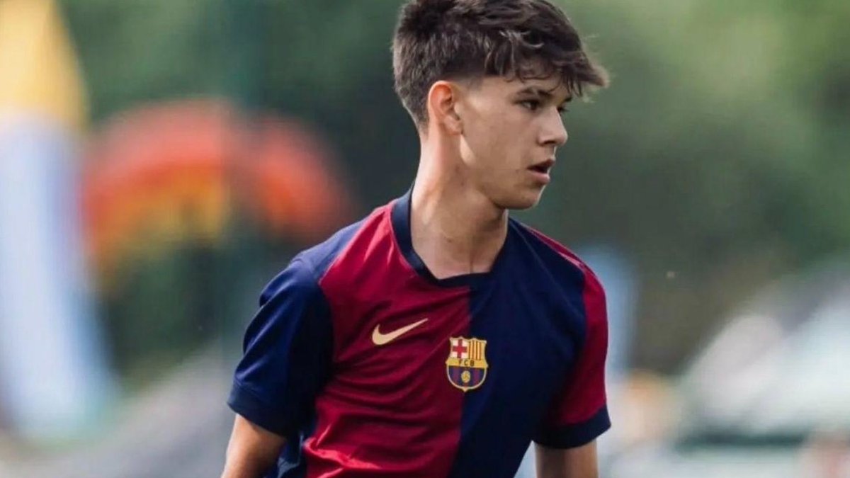 oscarmendoza02's tweet photo. Robert Oliveras 🇲🇽 sube al Juvenil B del FC Barcelona.

El centrocampista de 15 años, que la temporada pasada jugó en el Cadete A, fue titular con el dorsal 8 en el estreno liguero frente al CE Europa.

Nació en Barcelona, de padre catalán y madre mexicana. Tiene doble nacionalidad y ya ha representado a México en categorías inferiores, incluida la Sub-15.

Un nuevo paso en la formación de un talento mexicano en La Masía.