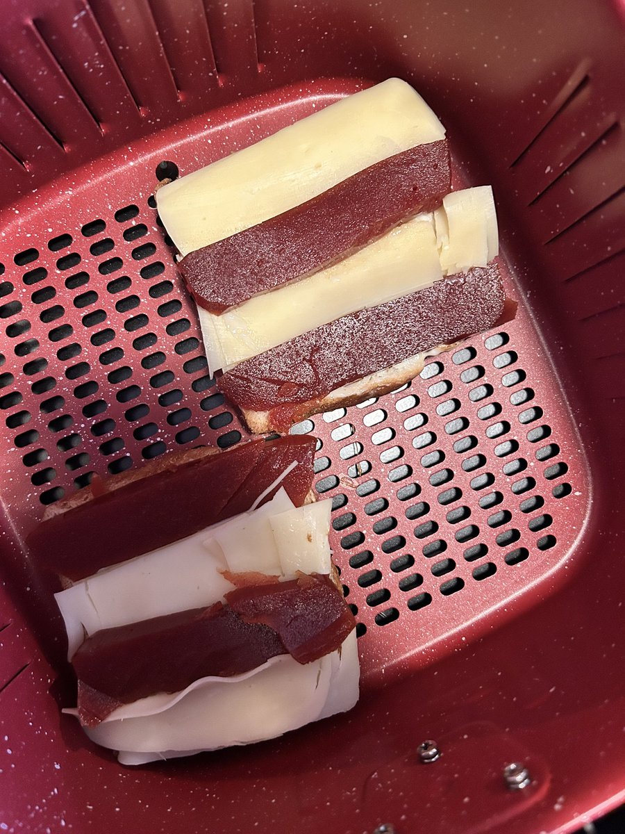 ralgosn's tweet photo. romeo e juliano toast https://t.co/j7Gz0UXMN4