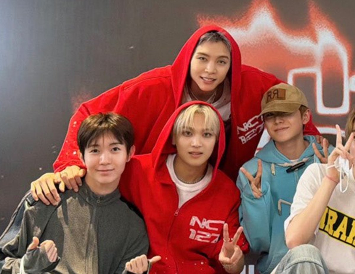 suhnflowerj_'s tweet photo. 1 Papah Johnny bisa merangkul 3 bocil sekaligus😭😭😭 https://t.co/1okEFpUJZL